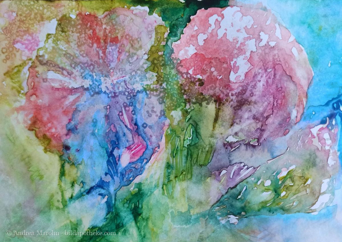 Aquarell: Blüten in Rosa, Blau und Grün mit feiner Struktur