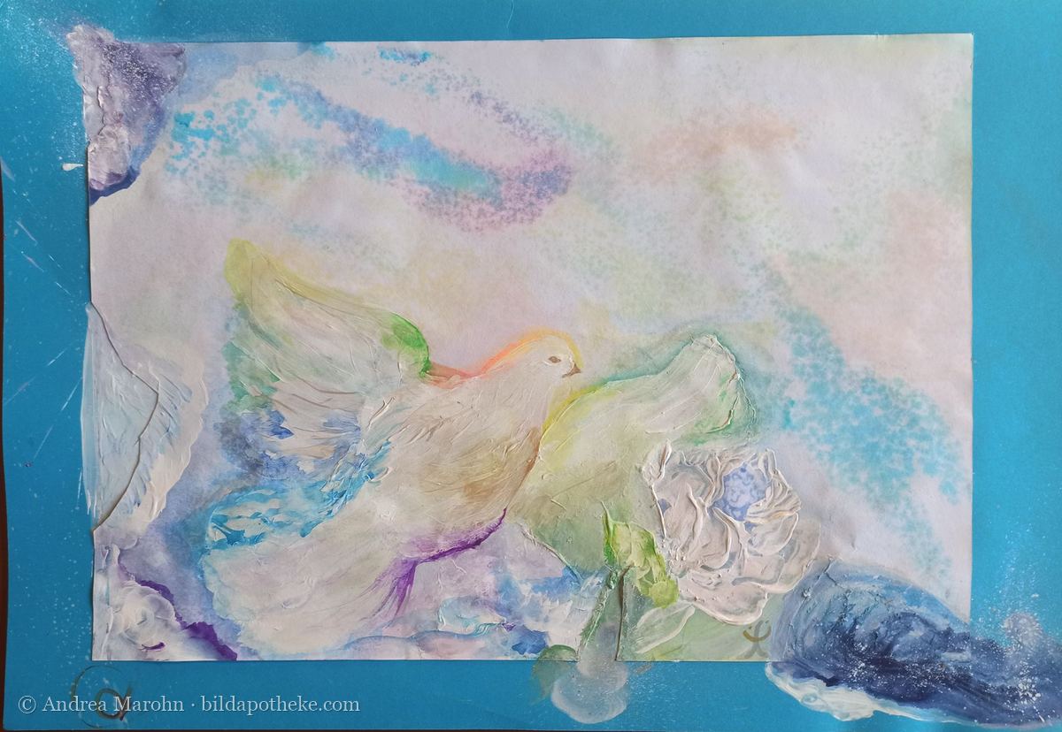 Aquarell: eine zarte weiße Friedenstaube mit einer Blüte auf türkisem Grund