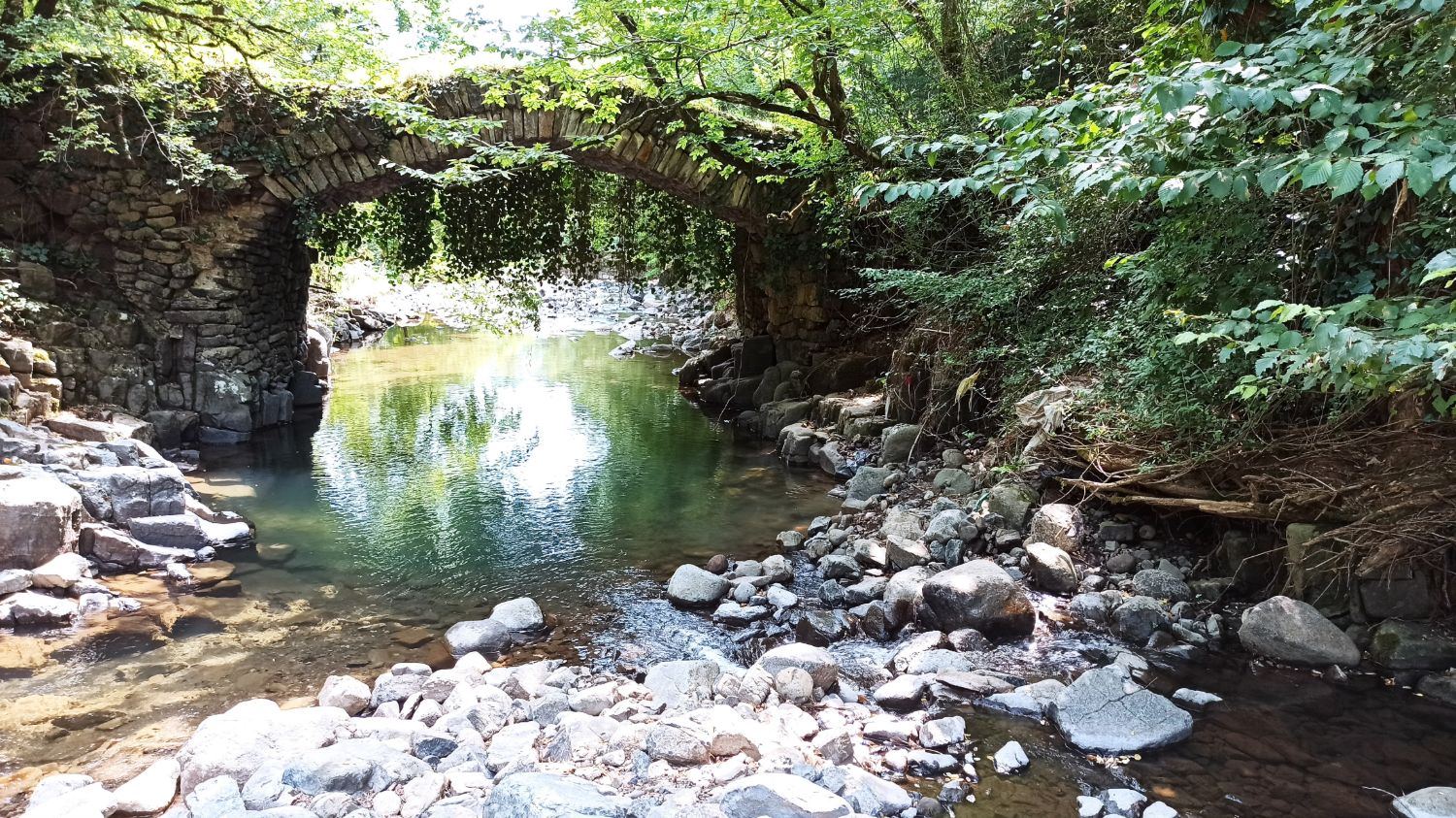 Alte Steinbrücke über einem Fluss in Georgien